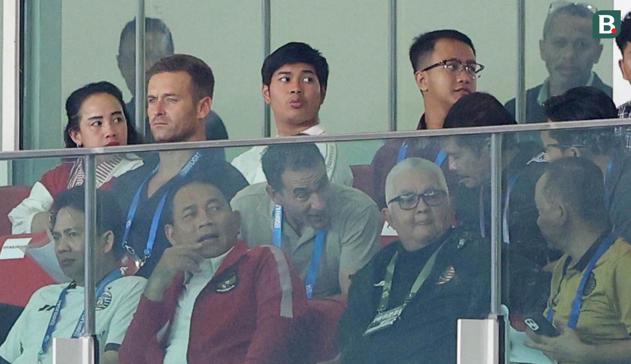 Pelatih Timnas Indonesia U-23, Gerald Vanenburg ditemani mantan pelatih Timnas Indonesia U-23, Indra Sjafri (kanan) dan pelatih kiper Timnas Indonesia, Sjoerd Woudenberg memantau laga lanjutan BRI Liga 1 2024/2025 antara Persija Jakarta melawan Persebaya Surabaya di Stadion Utama Gelora Bung Karno (SUGBK), Senayan, Jakarta, Sabtu (12/04/2025). (Bola.com/M Iqbal Ichsan)