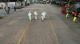 Petugas menyemprotkan disinfektan di Pusat Produk Pertanian dan Grosir di Daegu, Korea Selatan, Kamis (20/2/2020). Sebagaian besar kasus infeksi virus corona atau COVID-19 di Korea Selatan terhubung ke Gereja Shincheonji di Daegu. (Kim Hyun-tae/Yonhap via AP)