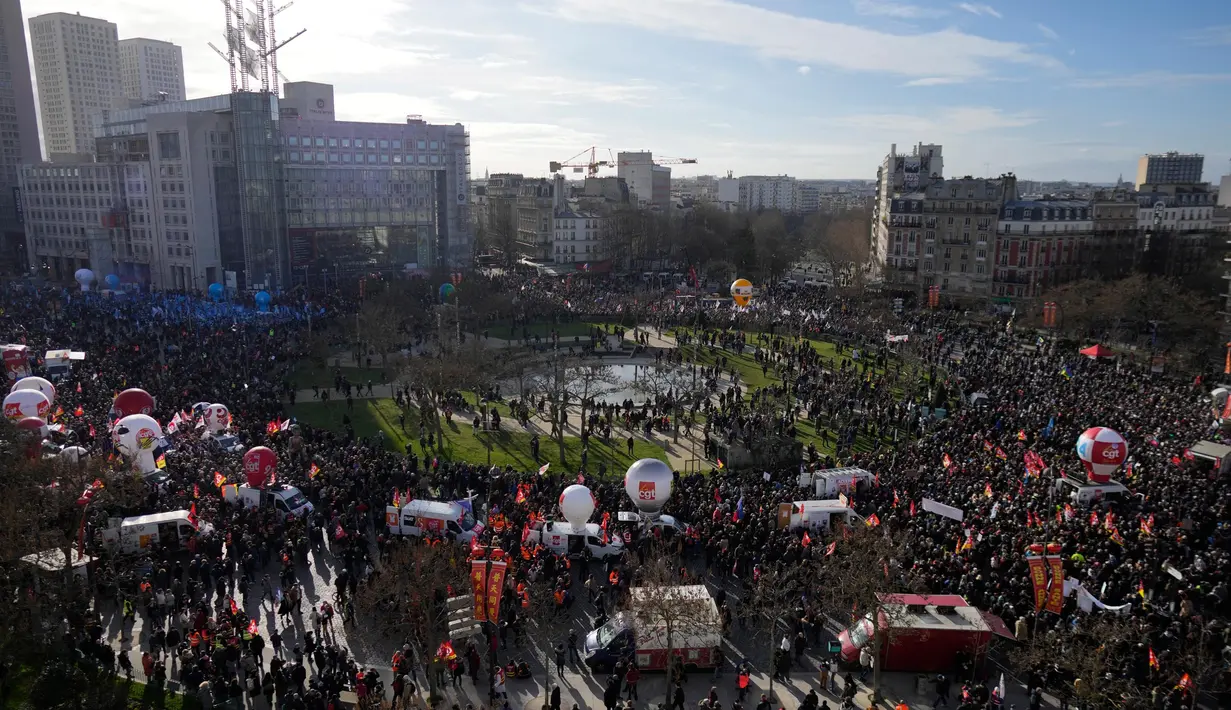 Para pengunjuk rasa berkumpul untuk berdemonstrasi pada hari Selasa, 31 Januari 2023 di Paris. Serikat pekerja memobilisasi lebih dari 1 juta demonstran dalam apa yang digambarkan oleh seorang pemimpin sayap kiri veteran sebagai "pemberontakan warga negara." Pemogokan dan protes nasional ini merupakan ujian penting bagi pemerintahan Presiden Emmanuel Macron dan para penentangnya. (AP Photo/Thibault Camus)