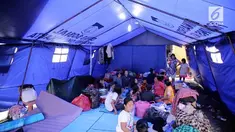 Warga di Cawang masih bertahan di posko pengungsian. Meski bantuan telah diterima, mereka berharap bisa segera kembali ke rumah masing-masing.
