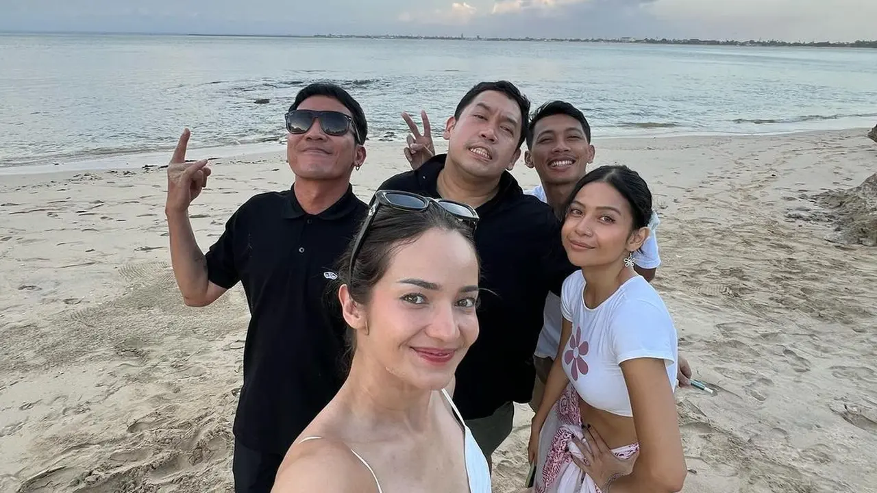 6 Gaya Enzy Storia Tetap Cantik dengan Makeup Tipis dan Outfit Santai Saat Liburan di Bali Bareng Bestie