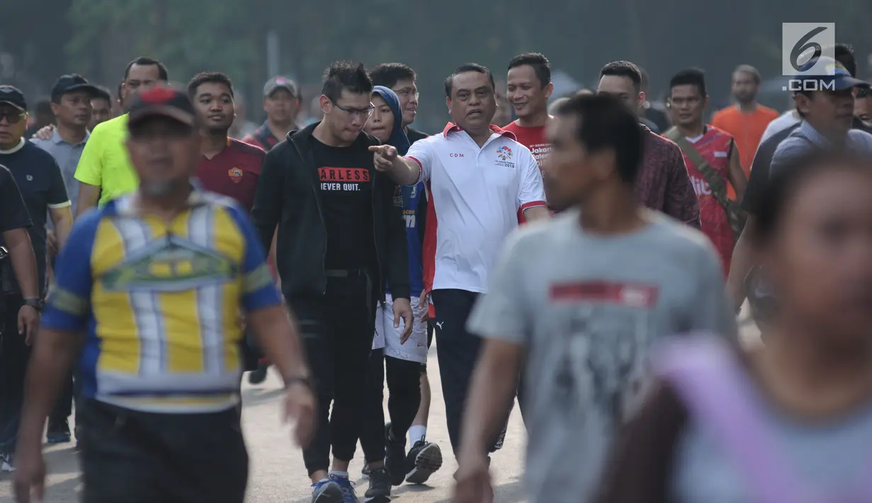 CdM Indonesia di Asian Games 2018, Komjen Pol. Syafruddin (tengah) bersama perwakilan atlet melakukan jalan sehat di Stadion GBK, Jakarta, Minggu (15/4). Jalan sehat ini untuk meningkatkan soliditas atlet Indonesia. (Liputan6.com/Helmi Fithriansyah)
