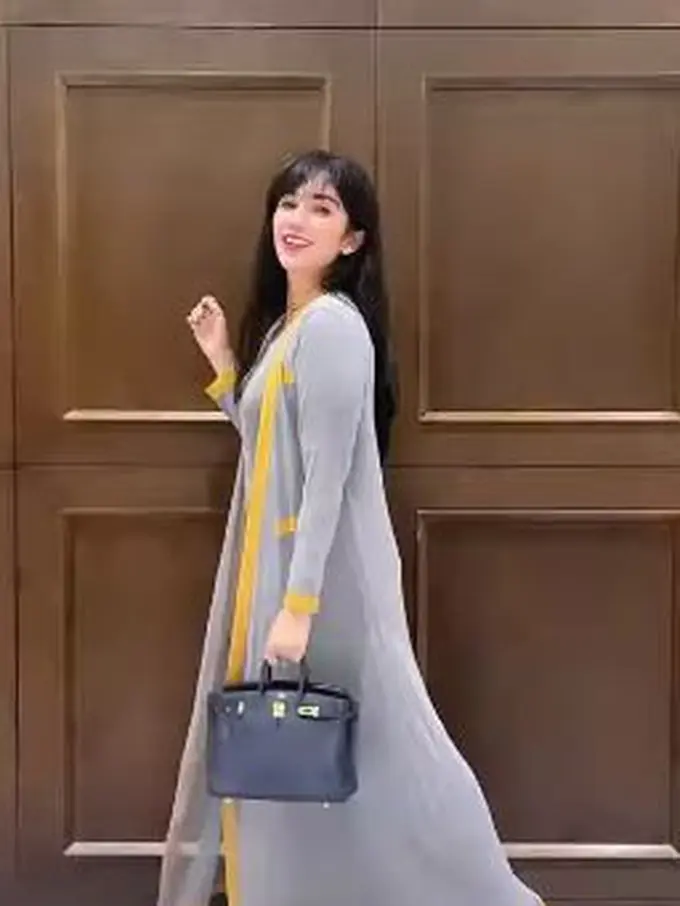 Ussy Sulistiawaty tampil sederhana saat belanja di pasar tradisional