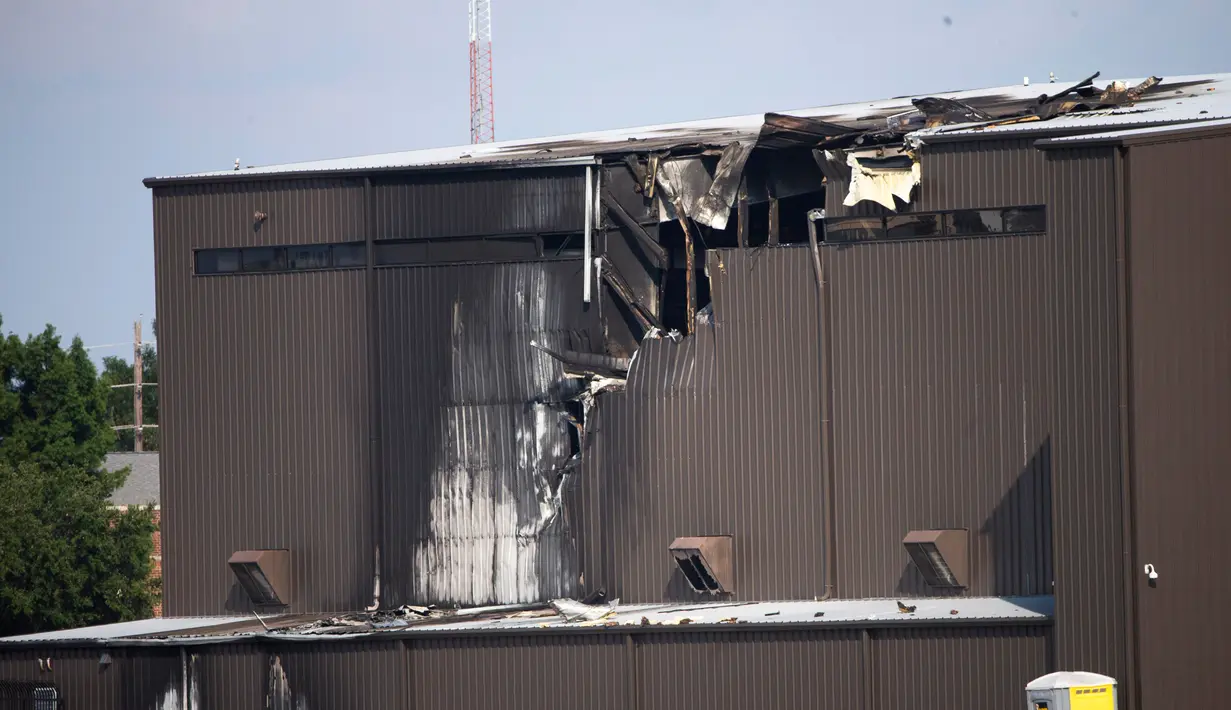 Kerusakan terlihat setelah pesawat bermesin ganda menabrak hanggar di Bandara Addison, Addison, Texas, AS,  Minggu (30/6/2019). Sumber CBS News mengatakan pesawat kehilangan kendali mesin saat lepas landas dan berbelok ke arah hanggar. (Shaban Athuman/The Dallas Morning News via AP)