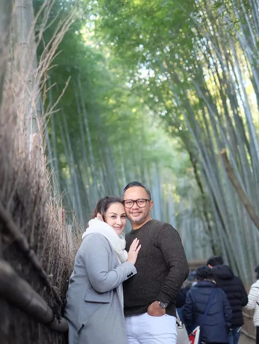 Meski sudah belasan tahun menikah, namun pasangan ini tetap terlihat harmonis dan romantis. (Foto: instagram.com/monaratuliu)