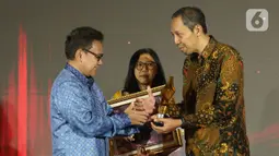 Mengusung tema Industri Keuangan Tangguh Indonesia Maju, tahun ini menjadi yang kalinya OJK mengadakan Apresiasi Media Massa. Tampak dalam foto, Pemimpin Redaksi Liputan6.com, Titis Widyatmoko (kanan) saat menerima penghargaan dari Otoritas Jasa Keuangan (OJK) untuk Kategori Media Online Terproduktif SubKategori Media Umum pada acara OJK Apresiasi Media Massa, Jakarta, Selasa (2/12/2025). (Liputan6.com/Helmi Fithriansyah)
