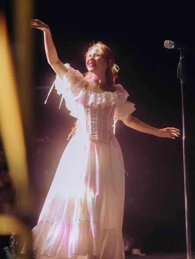 Pesona Nadin Amizah Dibalut Dress Vintage saat di Atas Panggung. [@cakecaine]