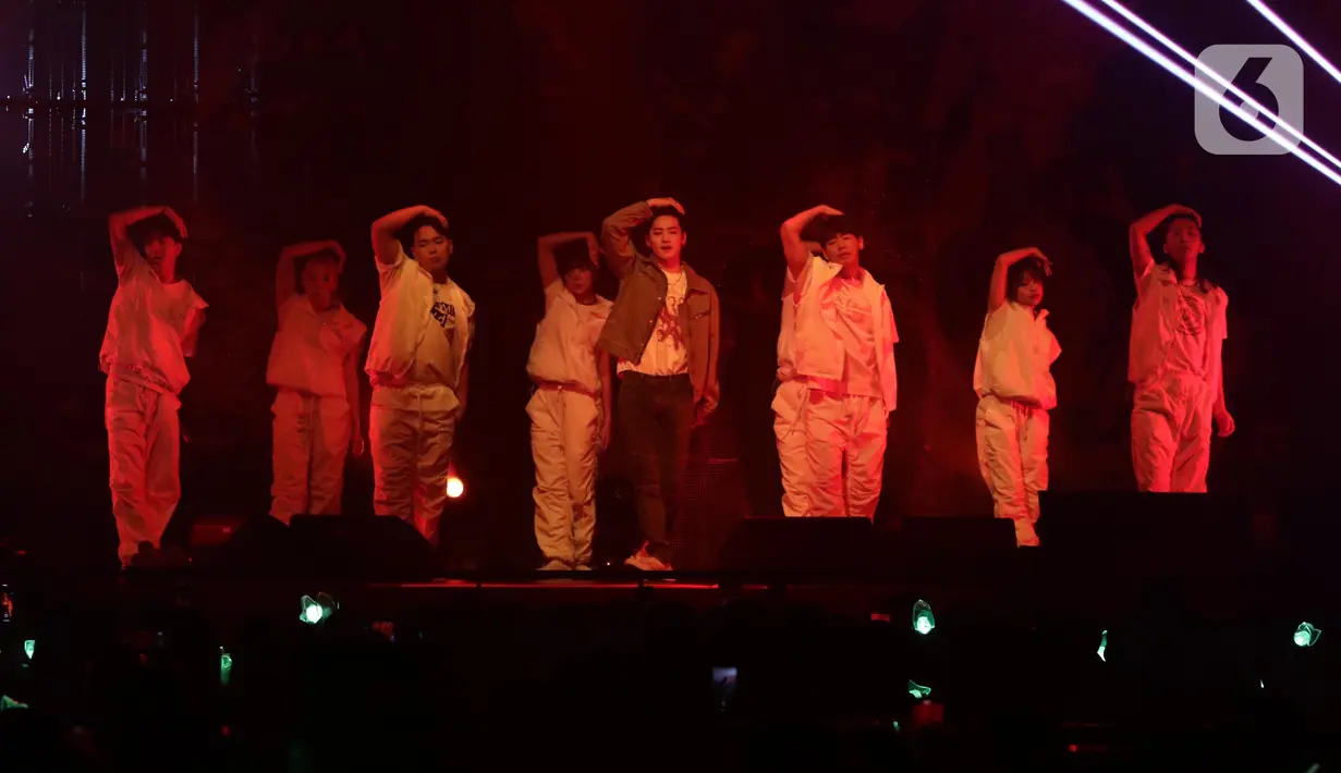 Anggota kelompok GOT7 asal Korea Selatan, Jay B (tengah) menggelar konser solonya bertajuk konser JAY B Tape: Press Pause Live in Jakarta di Kasablanka Hall, Jakarta Selatan, Sabtu (22/10/2022). Penampilan ini mengobati kerinduan Ahgase (sebutan penggemar GOT7), pasalnya terakhir kali mereka menyapa penggemar dari panggung konser yaitu pada akhir Juni 2018 lalu. (Liputan6.com/Helmi Fithriansyah)