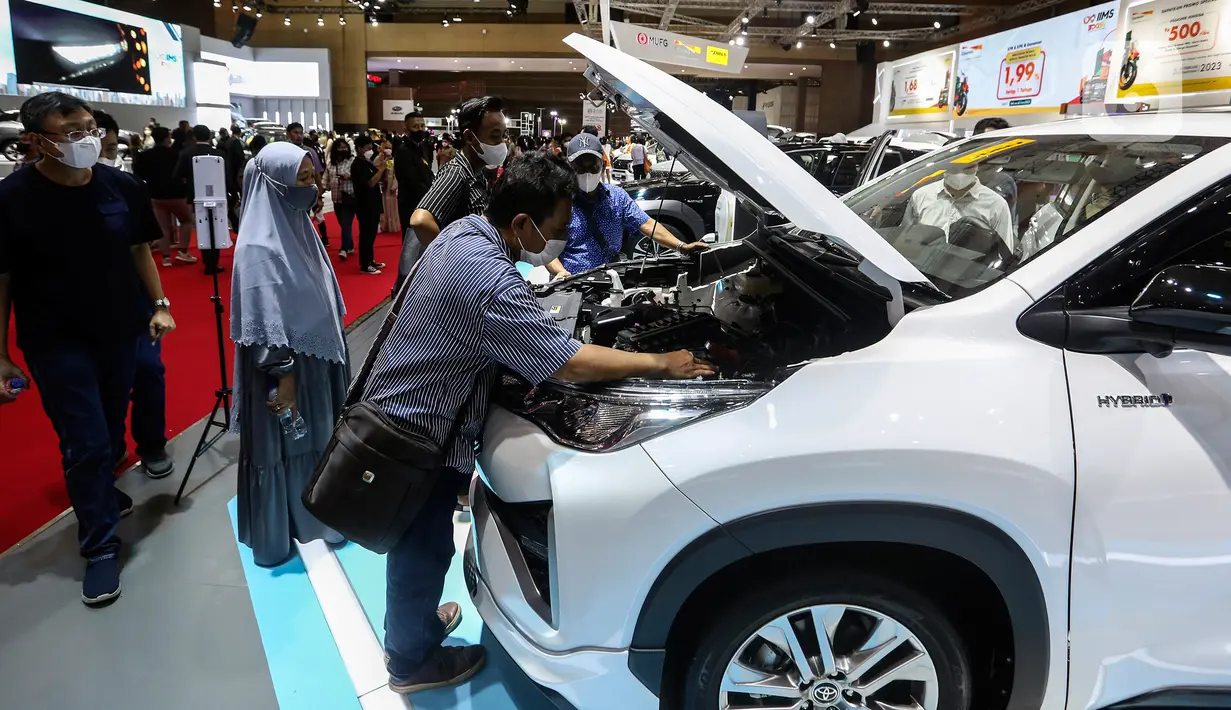 Pengunjung memeriksa mesin mobil yang dipamerkan pada hari kedua pameran Indonesia International Motor Show (IIMS) 2023 di JIExpo Kemayoran, Jakarta Pusat, Jumat (17/2/2023). IIMS 2023 yang berlangsung hingga 26 Februari mengangkat tema "Bringing Opportunity for Otomotive Society Together" (BOOST) dan menghadirkan sekitar 40 merek otomotif dengan menampilkan produk dan konsep terbaru. (Liputan6.com/Johan Tallo)