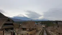 Suasana Desa Penyembuhan dengan latar belakang Gunung Fuji, Jepang. (Liputan6.com/Nanda Perdana Putra)