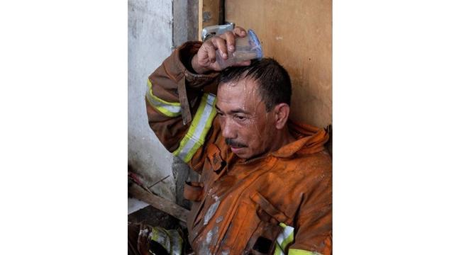 7 Potret Haru Pemadam Kebakaran di Pasar Kosambi Bandung