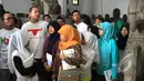 Hanif Dhakiri  (kiri), Banyu Biru Djarot (kedua kiri) dan sejumlah anak yatim  saat melihat koleksi patung - patung Museum Nasional, Jakarta, Minggu (1/3/2015). (Liputan6.com/Herman Zakharia)
