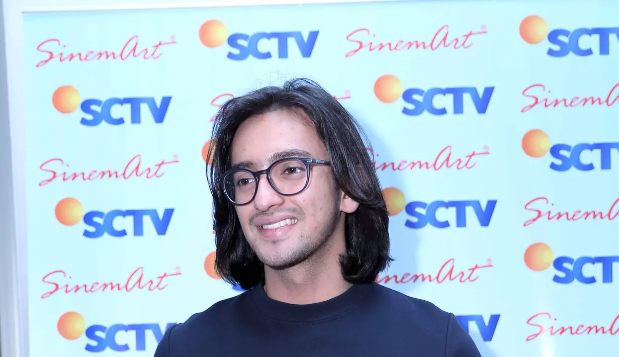 Diakui Omar tidak sedikit yang berkomentar soal penampilan barunya yang menggunakan brewok itu. Terutama para teman-temannya yang seringkali menyebutnya tua. (Nurwahyunan/Bintang.com)