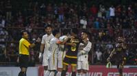 Sejumlah pemain PSS Sleman dan PSM Makassar terlibat insiden kecil. PSM ditahan imbang tim tamu PSS dengan skor 1-1. (Bola.com/Vincentius Atmaja)