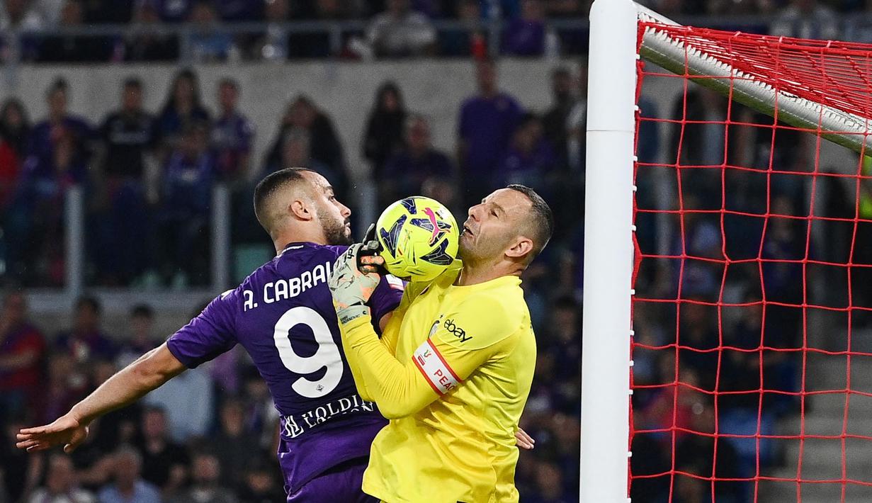 Kiper Inter Milan, Samir Handanovic, berebut bola dengan pemain Fiorentina, Arthur Cabral, pada laga final Coppa Italia di Stadion Olimpico, Kamis (25/5/2023). Inter Milan menang dengan skor 2-1. (AFP/IsabellaBonotto)