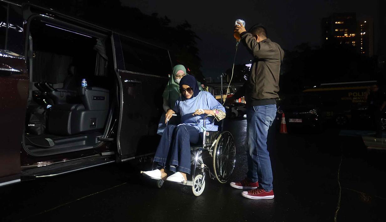 Tiba pada Kamis (22/1/2026) sekitar pukul 18.45 WIB, Samira Farahnaz atau yang biasa dikenal sebagai Dokter Detektif alias Doktif datang menggunakan bantuan kursi roda. Tampak dalam foto, Samira Farahnaz atau yang biasa dikenal sebagai Dokter Detektif alias Doktif saat tiba di Mapolres Metro Jakarta Selatan, Kamis (22/1/2026). (Kapanlagi.com/Budy Santoso)