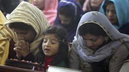 Umat Kristen Pakistan melaksanakan Misa Natal di sebuah gereja di Peshawar, Pakistan, Rabu (25/12/2019). Berdasarkan sensus penduduk pada tahun 1998, umat Kristen di Pakistan berjumlah sekitar satu persen dari keseluruhan penduduk. (AP Photo/Muhammad Sajjad)