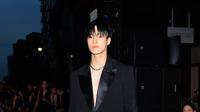 Jeno NCT menjadi bintang KPop pertama yang membuka peragaan busana New York Fashion Week. (Vogue.com).