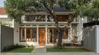 9 Model Rumah Sempit Tapi Tetap Sejuk dengan Satu Pohon Besar, Udara Segar Nuansa Tropis