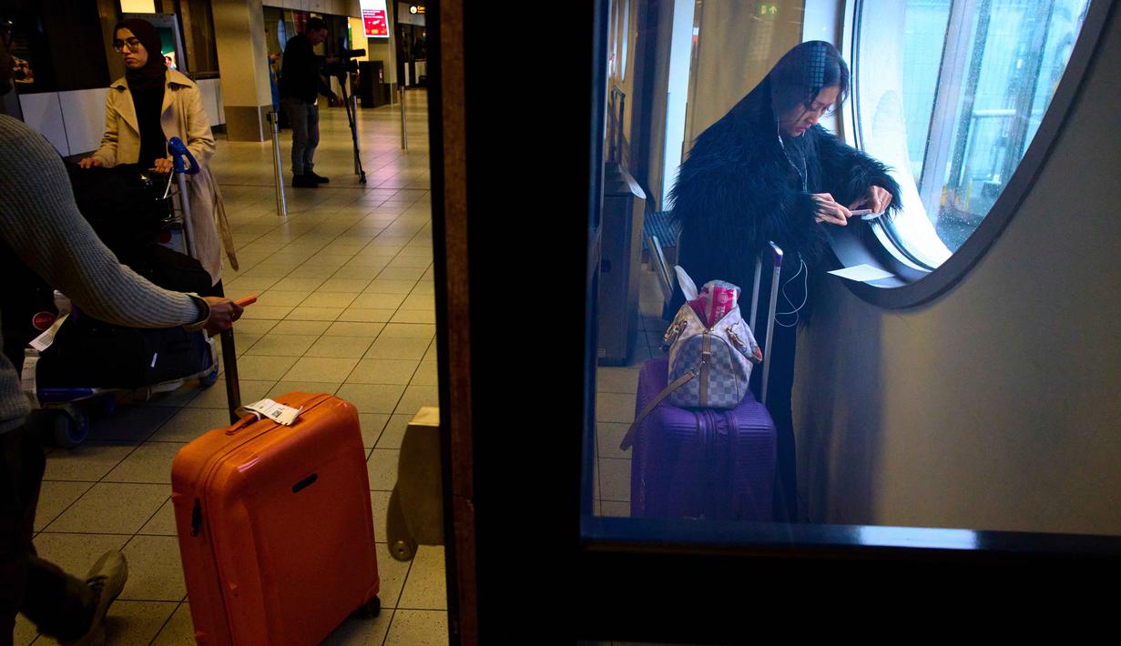 Lebih dari 1.000 penumpang menghabiskan malam di Bandara Schiphol, Amsterdam, Belanda, karena ratusan penerbangan dibatalkan pada Rabu 7 Januari 2026. Tampak dalam foto, para pelancong yang terlantar menunggu di bandara Schiphol di Amsterdam, Belanda, Rabu 7 Januari 2026. (AP Photo/Peter Dejong)