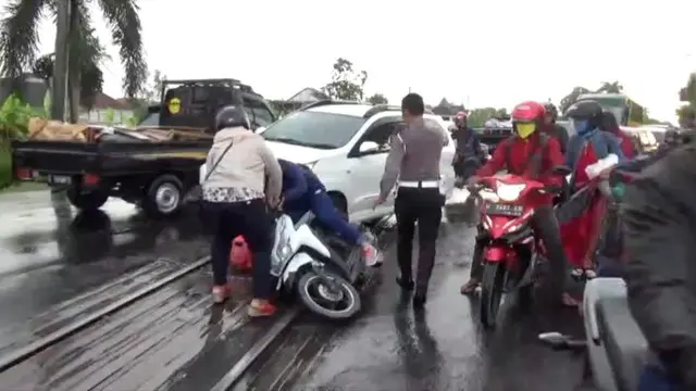 Puluhan pengendara sepeda motor yang melintasi rel Kereta Api jalur Pantura, Lamongan, Jawa Timur, Berjatuhan akibat rel licin usai diguyur hujan.