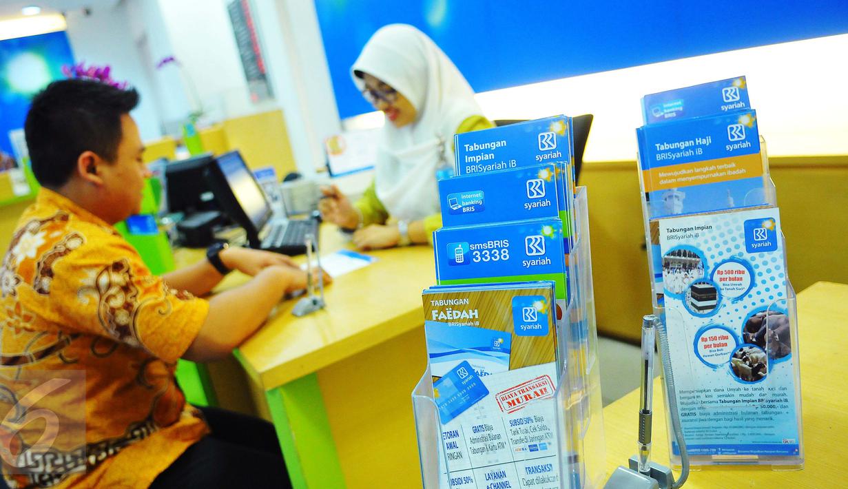 Petugas melayani nasabah di BRI Syariah, Jakarta, Kamis (9/2). Sedangkan pangsa pasar perbankan syariah mencapai angka 5,12 persen, tertinggi sepanjang keberadaan perbankan syariah di Indonesia. (Liputan6.com/Angga Yuniar)