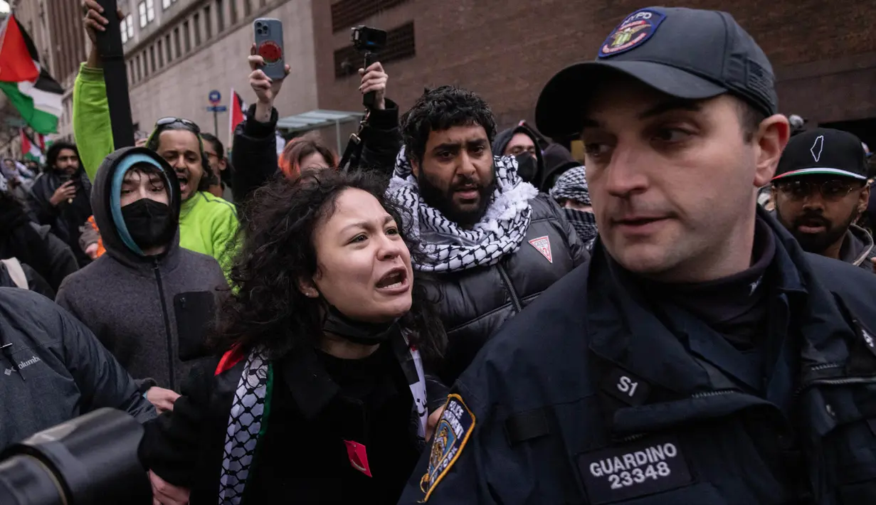 Seorang pengunjuk rasa pro-Palestina berteriak kepada seorang petugas NYPD saat unjuk rasa "All out for Palestine" di luar Universitas Columbia di New York pada 2 Februari 2024. (Yuki IWAMURA/AFP)