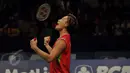 Tunggal putra Jepang, Kento Momata melakukan selebrasi usai mengalahkan Jan O Jorgensen asal Denmark di final BCA Indonesia Open Superseries Premier 2015 di Jakarta, Minggu (7/6/2015). Kento menang 16-21, 21-19, 21-7. (Liputan6.com/Andrian M Tunay)