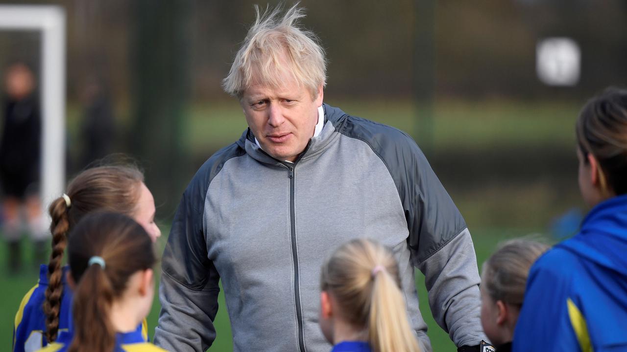 Aksi PM Inggris Boris Johnson Saat Jadi Kiper