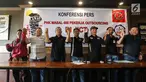 Serikat Pekerja Container, Serikat Pekerja JICT serta Serikat Pekerja Pelindo II mengangkat tangan seusai konferensi pers di Jakarta, Selasa (26/12). Dalam keterangannya mereka menolak PHK Masal pekerja Outsourcing di JICT. (Liputan6.com/Faizal Fanani)