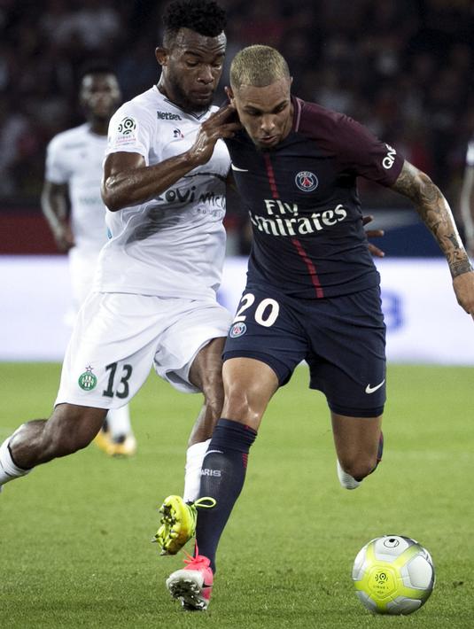 Pemain PSG, Layvin Kurzawa (kanan) berusaha melewati pemain Saint Etienne, Habib Maiga pada lanjutan Ligue 1 Prancis di Parc des Princes stadium, Paris, (25/8/2017). PSG menang 3-0. (AP/Kamil Zihnioglu)