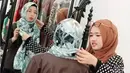Lewat laman Instagram pribadinya, Ipeh Si Entong kerap membagikan momen liburan dan aktivitas hariannya. Kini ia dikenal sebagai seorang selebgram. Ia kerap menerima endorse untuk produk-produk lokal. (Liputan6.com/IG/@rncynth).