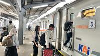 Para penumpang bersiap memasuki  gerbong kereta api di staisun Banyuwangi Kota (Istimewa)
