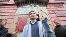 Ruslan Sokolovsky, seorang blogger Rusia, meninggalkan Pengadilan Kota Yekaterinburg, Kamis (11/5). Blogger 22 tahun itu dianggap menodai agama dan menebar kebencian melalui video Pokemon Go di dalam gereja yang diunggahnya. (Konstantin Melnitskiy/AFP)
