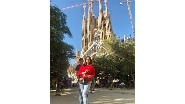 6 Gaya Liburan Bella Saphira di Barcelona, Mesra Bareng Suami