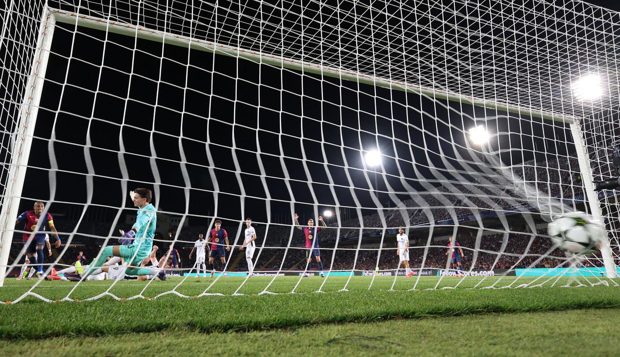 Raphinha menampilkan performa seorang kapten yang sesungguhnya, mendorong timnya dengan tingkat kerja, intensitas, sikap, kualitas, gol, dan assist yang luar biasa. (AFP/Lluis Gene)