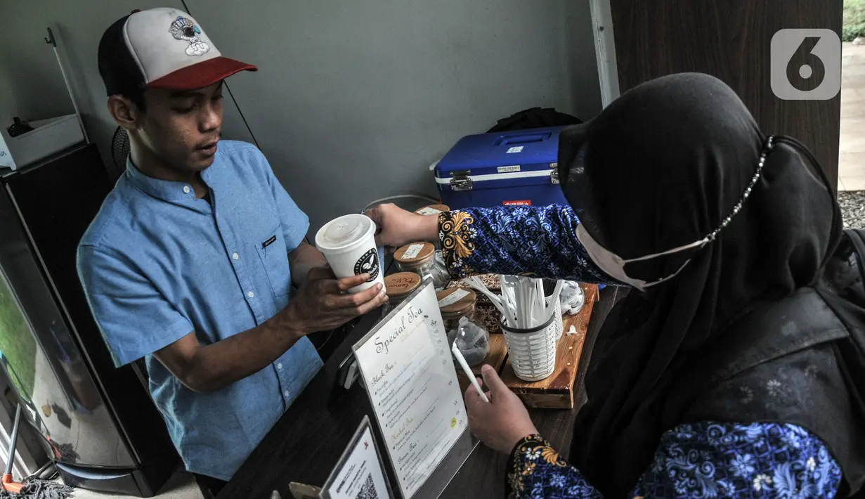 Seorang pekerja yang merupakan penyandang disabilitas menyajikan minuman kopi pesanan pelanggan di Kafe Difabis Coffee & Tea, Kompleks Kantor Wali Kota Jakarta Timur, Senin (19/12/2022). Kafe yang didirikan oleh Baznas (Bazis) DKI Jakarta tersebut diharapkan dapat mengembangkan dan memaksimalkan peran dari Kafe Difabis yang dioperasikan oleh kawan-kawan difabel untuk memberikan pemahaman pada masyarakat dan kesetaraan. (merdeka.com/Iqbal S. Nugroho)