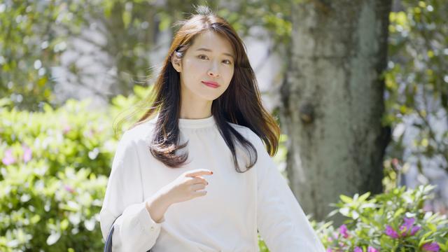 perempuan bekerja awet muda mandiri tersenyum bahagia