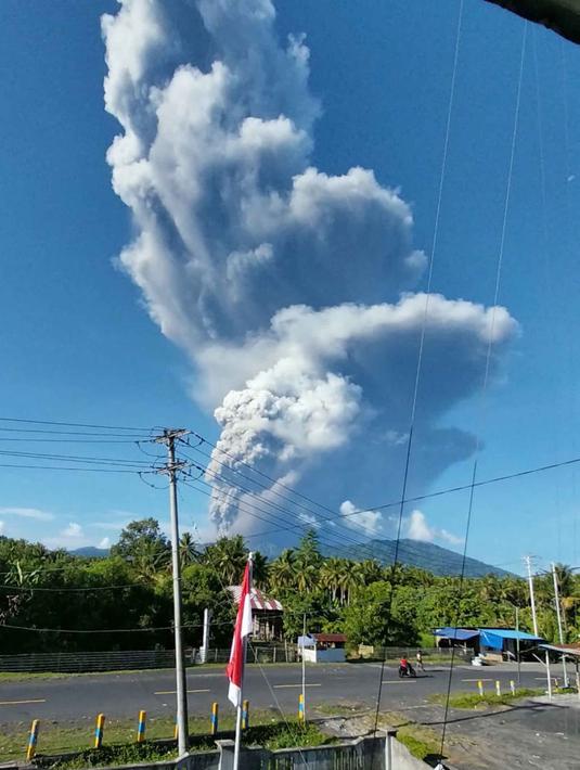 Dilaporkan sedikitnya 3 orang meninggal dunia, terdiri dari 2 warga negara asing (Singapura dan China) serta 1 warga negara Indonesia. Tampak dalam foto yang dirilis oleh Badan Nasional Penanggulangan Bencana Indonesia (BNPB) pada Jumat 8 Mei 2026 menunjukkan asap yang mengepul dari letusan Gunung Dukono seperti yang terlihat dari Tobelo, Maluku Utara. (Handout/Badan Penanggulangan Bencana Indonesia (BNPB)/AFP)