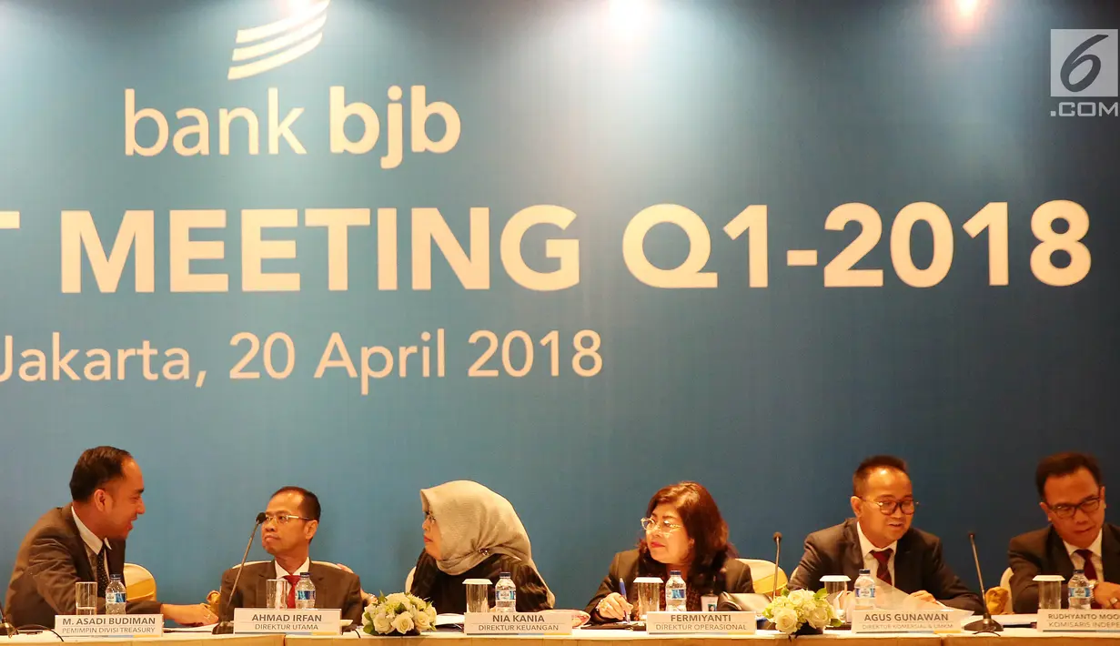 Dirut Bank BJB Ahmad Irfan (kedua kiri) bersama jajaran Direksi saat analyst meeting triwulan I di Jakarta, Jumat (20/4). BJB berhasil mencatat total aset Rp110,8 trilliun di awal tahun 2018 atau tumbuh 13 persen year on year. (Liputan6.com)