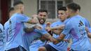 Momen keseruan pemain timnas Argentina saat menyambut Rodrigo De Paul (tengah) dalam sesi latihan di Kamp Pelatihan Julio Humberto Grondona, Ezeiza, Argentina, Rabu (21/3/2023). Timnas Argentina akan menjalani laga melawan timnas Panama di FIFA Matchday Maret 2023 yang akan berlangsung pada Jumat 24 Maret 2023. (AFP/Juan Mabromata)