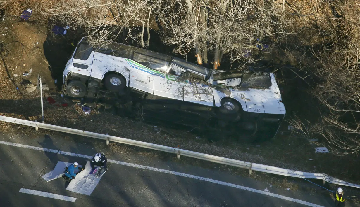 Sebuah bus yang ditumpangi pengunjung resor ski mengalami kecelakaan di Karuizawa, prefektur Nagano, Jepang, Jumat (15/1). Bus tersebut tergelincir dan menewaskan 14 orang serta melukai 27 lainnya. (REUTERS/Kyodo)