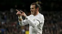 Gelandang Real Madrid, Gareth Bale, merayakan gol yang dicetaknya ke gawang Deportivo pada laga La Liga Spanyol di Stadion Santiago Bernabeu, Spanyol, Sabtu (9/1/2016). Madrid berhasil menang 5-0. (Reuters/Susana Vera)