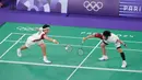 <p>Ganda putri Indonesia, Apriyani Rahayu/Siti Fadia Silva Ramadhanti berusaha mengembalikan bola saat menghadapi wakil Malaysia, Pearly Tan/Thinaah Muralitharan pada laga Grup A Olimpiade Paris 2024 di Porte de la Chapelle Arena, Paris, Selasa (30/7/2024). Apriyani Rahayu/Siti Fadia Silva Ramadhanti kalah 18-21, 9-21. (Dok. NOC Indonesia/Naif Muhammad Al'as)</p>