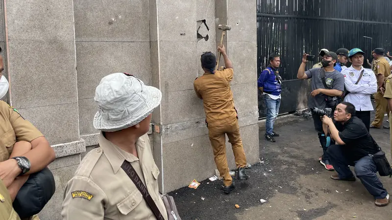 Demo Apdesi Panas, Massa Rusak Pagar dan Jebol Tembok Gedung DPR RI