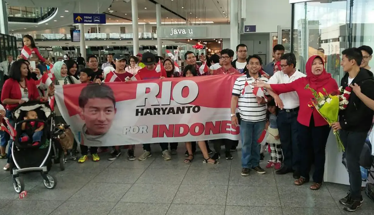 Sejumlah warga negara Indonesia di Kanada menjemput Rio Haryanto dengan membentangkan spanduk penyambutan. (Media Rio Haryanto)