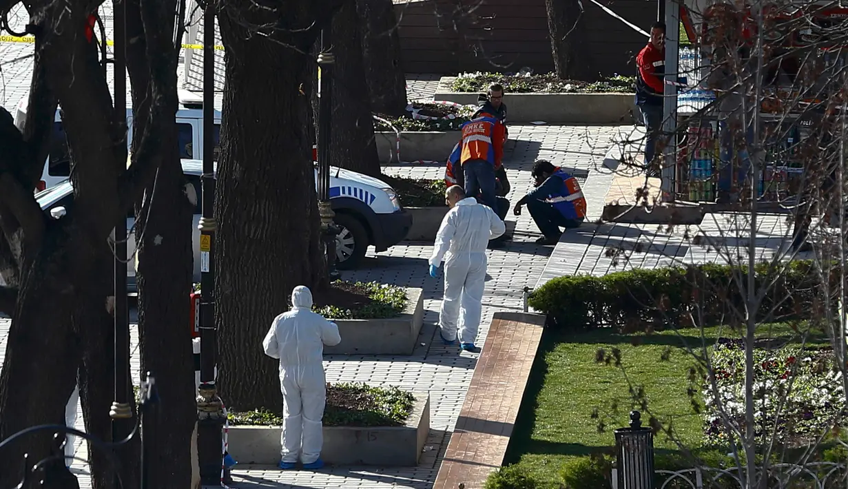 Polisi ahli forensik melakukan penyelidikan di lokasi ledakan yang mengguncang Sultanahmet Square di pusat kota Istanbul, Turki, Selasa (12/1). Ledakan ini menewaskan sekitar 10 orang dan 15 lainnya luka-luka. (REUTERS/Murad Sezer)