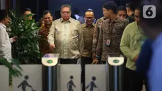 Menteri Koordinator (Menko) Bidang Perekonomian, Airlangga Hartarto (tengah) berjalan menuju pintu keluar Gedung Merah Putih Komisi Pemberantasan Korupsi (KPK), Jakarta, Rabu (14/1/2026). Tiba sekira pukul 13.50 WIB, Menteri Koordinator (Menko) Bidang Perekonomian, Airlangga Hartarto menyambangi Gedung Merah Putih Komisi Pemberantasan Korupsi (KPK), Jakarta. (Liputan6.com/Helmi Fithriansyah)