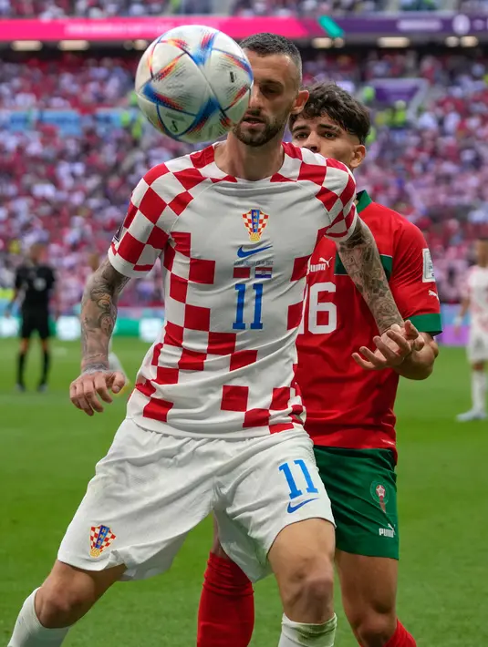 Pemain Kroasia Marcelo Brozovic (kiri) mempertahankan bola saat berusaha direbut pemain Maroko Abde Ezzalzouli pada pertandingan sepak bola Grup F Piala Dunia 2022 di Stadion Al Bayt, Al Khor, Qatar, Rabu (23/11/2022). Pertandingan berakhir imbang dengan skor 0-0. (AP Photo/Thanassis Stavrakis)