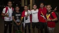 Sejumlah suporter menyambut kedatangan Timor Leste usai melawan Timnas Indonesia pada laga Piala AFF 2018 di Hotel Sultan, Jakarta, Selasa (13/11). Meski kalah para suporter tetap menyambut meriah. (Bola.com/Vitalis Yogi Trisna)